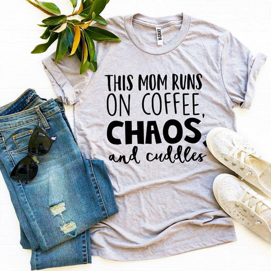 Dit Moeder T-shirt Werkt Op Koffie, Chaos & Knuffels