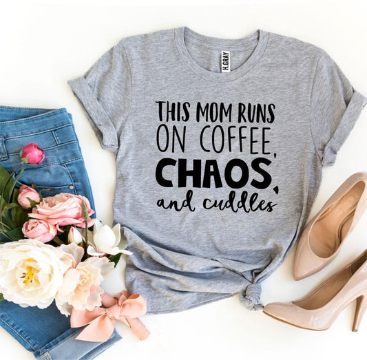 Dit Moeder T-shirt Werkt Op Koffie, Chaos & Knuffels